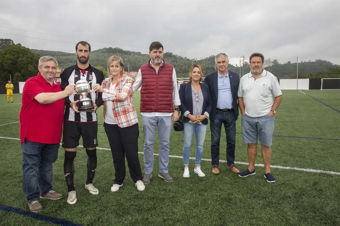 Entrega del trofeo al Escobedo