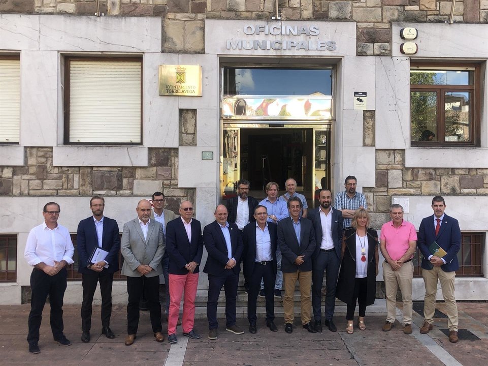 Reunión del consejero, Francisco Martín, y alcaldes y concejales del Besaya para conocer el estudio sobre la comarcalización del transporte