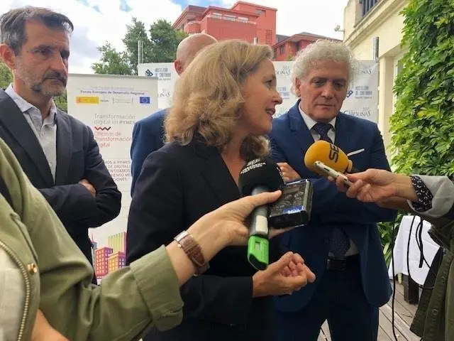 La ministra de Econom&iacute;a y Empresa, Nadia Calvi&ntilde;o, y el presidente de la Asociaci&oacute;n de Empresarios de Hosteler&iacute;a de Cantabria (AEHC), &Aacute;ngel Cuevas