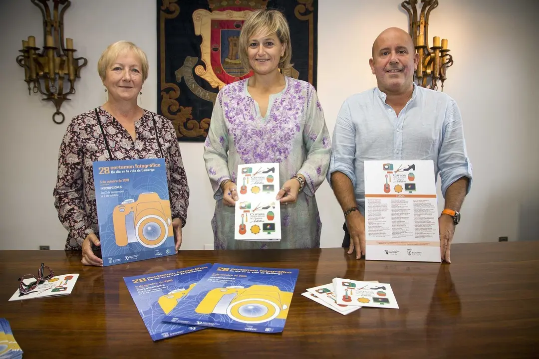 La alcaldesa de Camargo, Esther Bolado, con el concejal de Cultura y la directora de La Vidriera