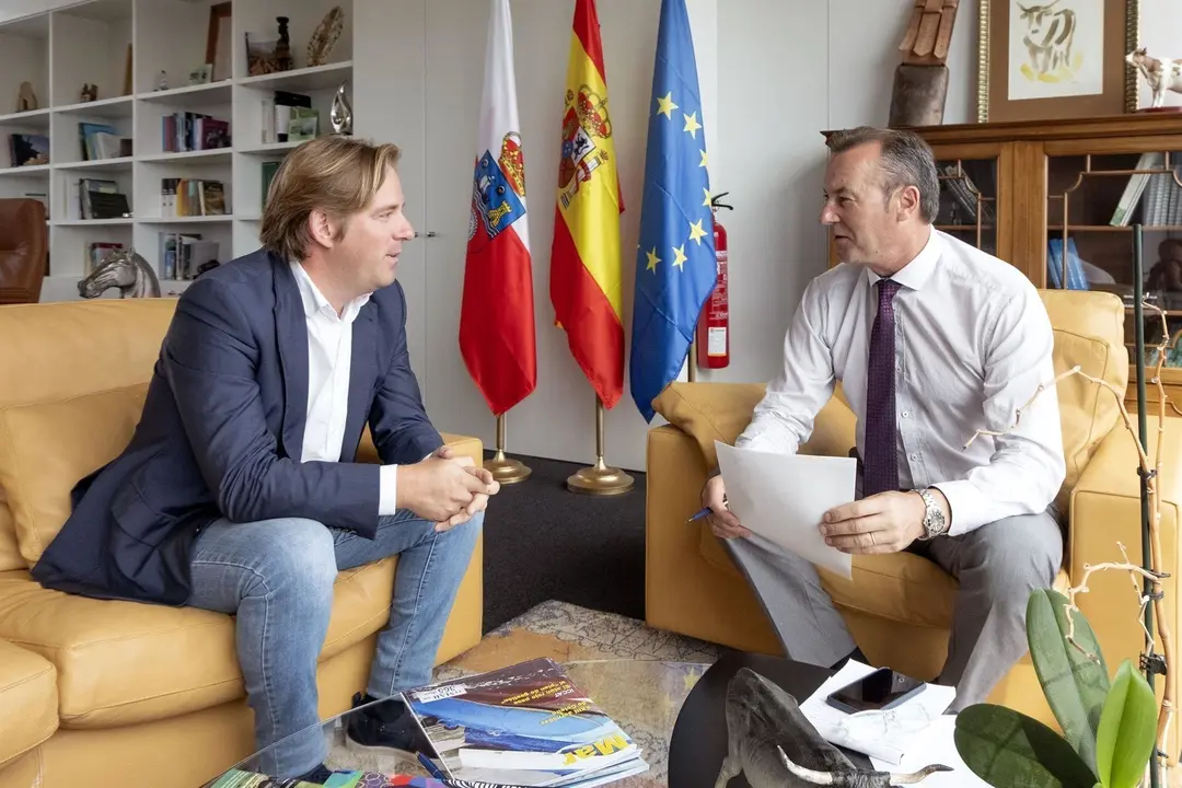 El consejero de Desarrollo Rural, Ganader&iacute;a, Pesca, Alimentaci&oacute;n y Medio Ambiente, Guillermo Blanco, recibe al alcalde de Reoc&iacute;n, Pablo Diestro