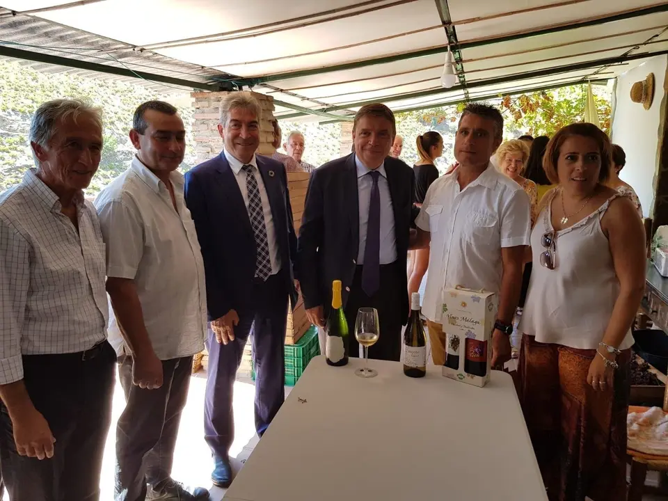 Planas se re&uacute;ne en Alm&aacute;char (M&aacute;laga) con representantes del sector de la uva pasa