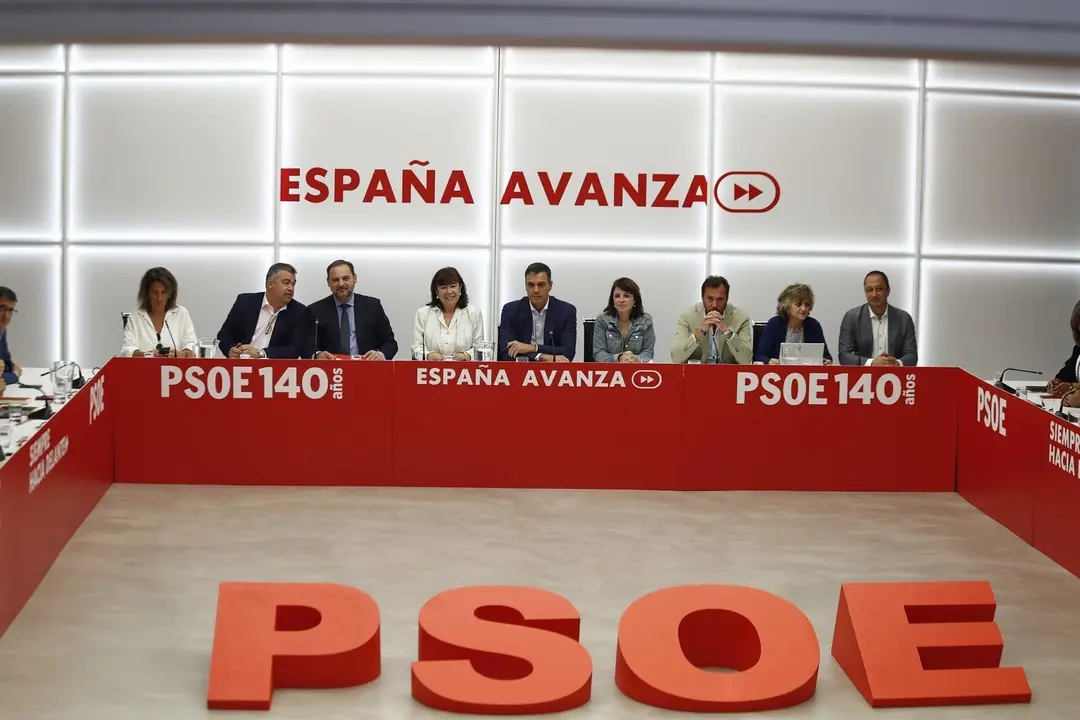 El secretario general del PSOE y presidente del Gobierno en funciones, Pedro S&aacute;nchez, (5i) junto a la presidenta del PSOE, Cristina Narbona (4i), la portavoz del PSOE en el Congreso de los Diputados y vicepresidenta del PSOE Andriana Lastra (6i), durante 