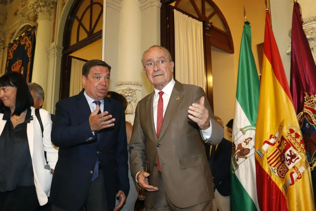 El ministro en funciones de Agricultura, Pesca y Alimentaci&oacute;n, Luis Planas, y el alcalde de M&aacute;laga, Francisco de la Torre, tras una reuni&oacute;n.