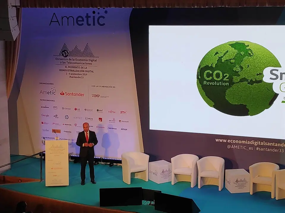 El presidente y consejero delegado de LG Electronics Iberia, Jaime de Jara&iacute;z, durante su intervenci&oacute;n en el 33 Encuentro de la Econom&iacute;a Digital y las Telecomunicaciones