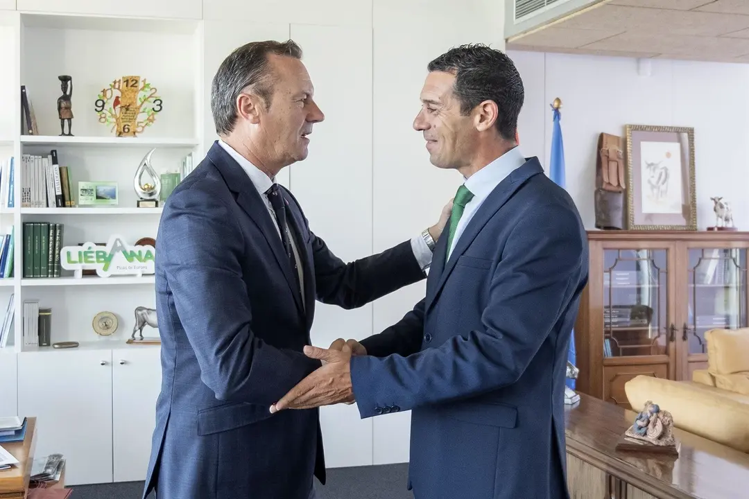 El consejero de Desarrollo Rural, Ganader&iacute;a, Pesca, Alimentaci&oacute;n y Medio Ambiente, Guillermo Blanco, recibe al alcalde de Val de San Vicente, Roberto Escobedo