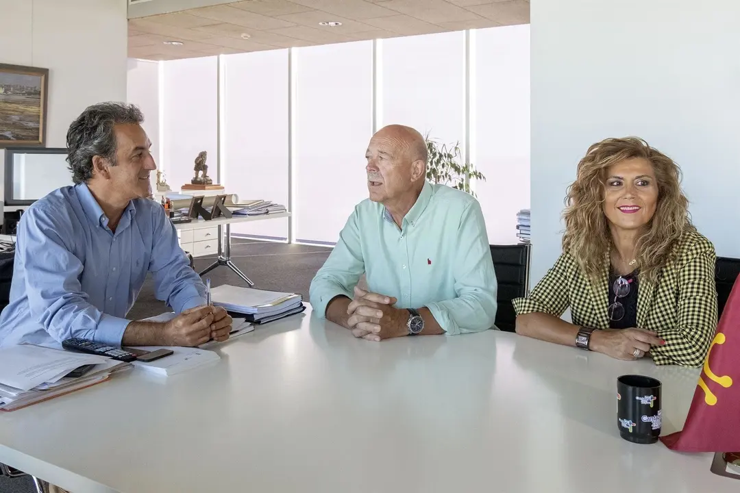 El consejero con representantes de CCOO