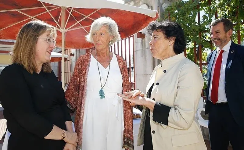 La consejera de Educaci&oacute;n y FP de Cantabria, Marina Lomb&oacute;, con la ministra del ramo, Isabel Cela&aacute;.