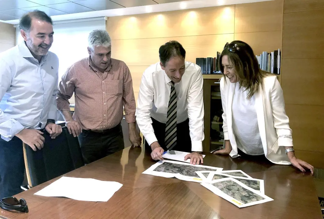 El consejero de Obras P&uacute;blicas, Ordenaci&oacute;n del Territorio y Urbanismo, Jos&eacute; Luis Gochicoa, recibe a la alcaldesa de Sol&oacute;rzano, Gema Perojo.