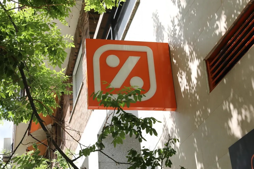 Anuncio en la calle de la presencia de un supermercado DIA. 