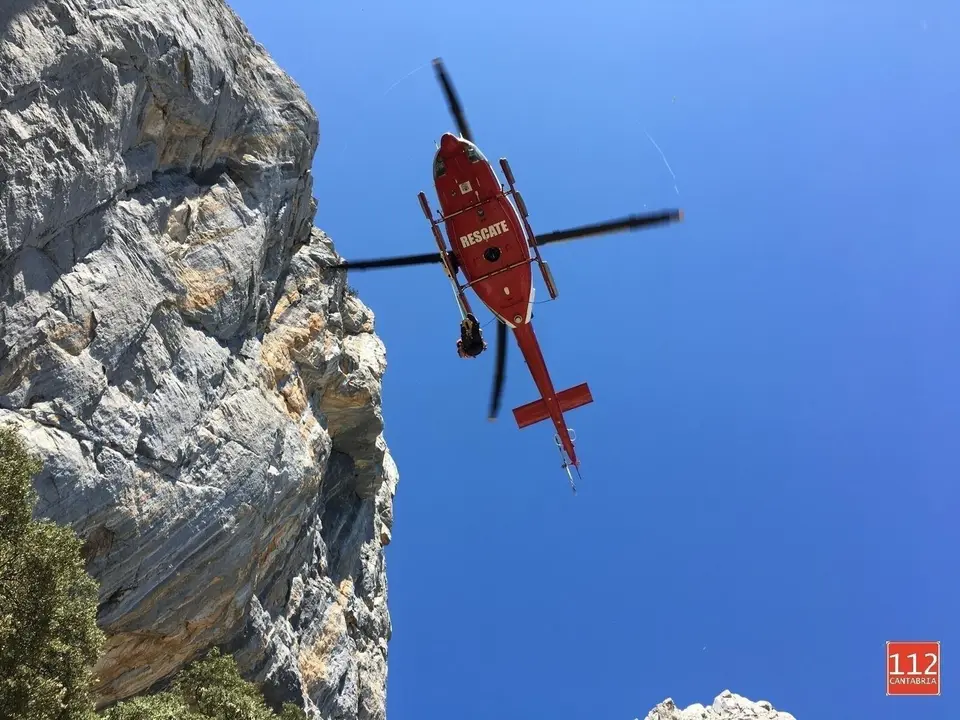 Rescate del helic&oacute;ptero del Gobierno de Cantabria a un escalador vasco en Cillorigo de Li&eacute;bana