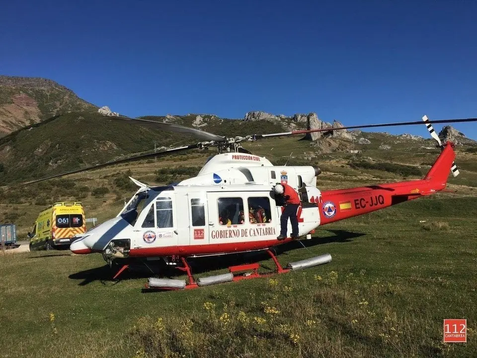 Helic&oacute;ptero 112 evacua a un motorista brit&aacute;nico herido al caer de la moto