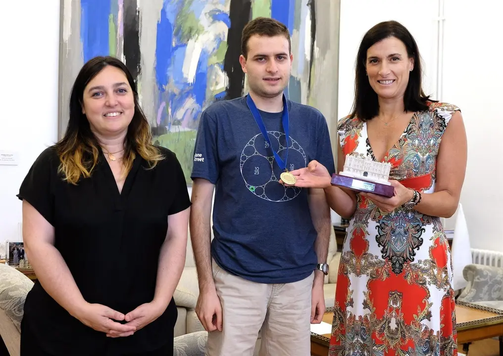 Igual felicita al ganador del tercer oro en la Olimpiada Mundial de Matem&aacute;ticas