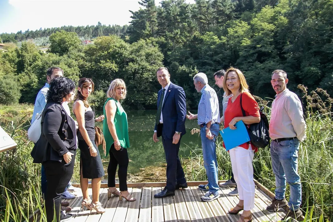 El consejero de Desarrollo Rural, Ganader&iacute;a, Pesca, Alimentaci&oacute;n y Medio Ambiente, Guillermo Blanco, y la alcaldesa de Polanco, Rosa D&iacute;az, entre otros, visitan  el ANEI del Pozo Trimeo