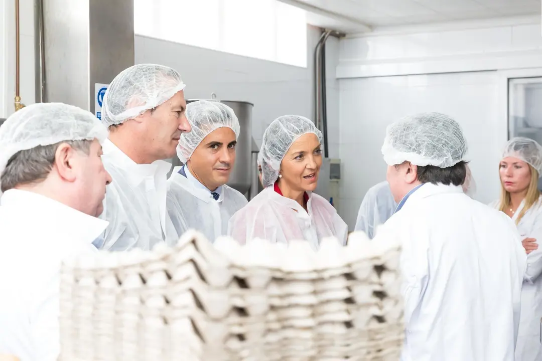 La ministra Reyes Maroto visita la f&aacute;brica Sobaos Serafina junto a Zuloaga y Blanco