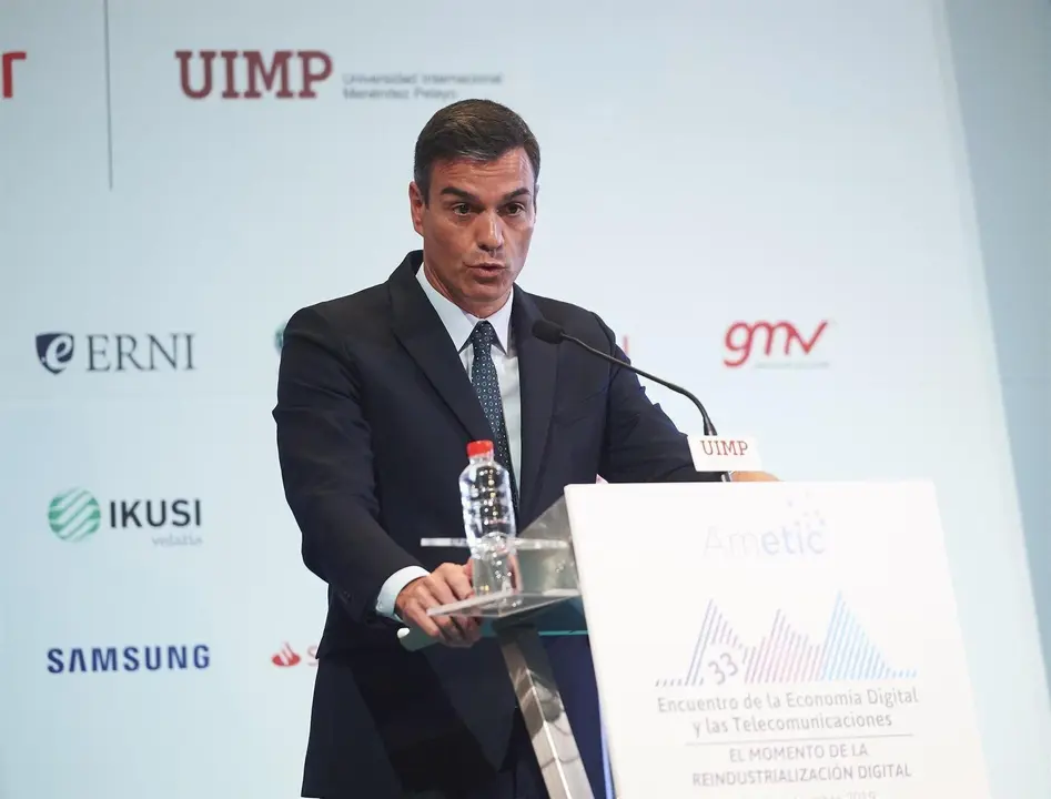 El presidente del Gobierno en funciones, Pedro S&aacute;nchez, durante su intervenci&oacute;n en el acto de clausura del 'Encuentro de la Econom&iacute;a Digital y las Telecomunicaciones' en la Universidad Internacional Men&eacute;ndez Pelayo (UIMP) de Santander  .
