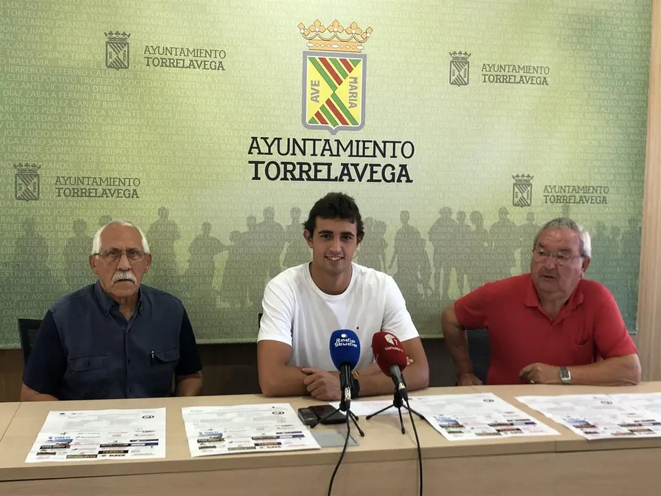El concejal de Deportes, Nacho Gonz&aacute;lez, y organizadores en presentaci&oacute;n campeonatos de bolo palma