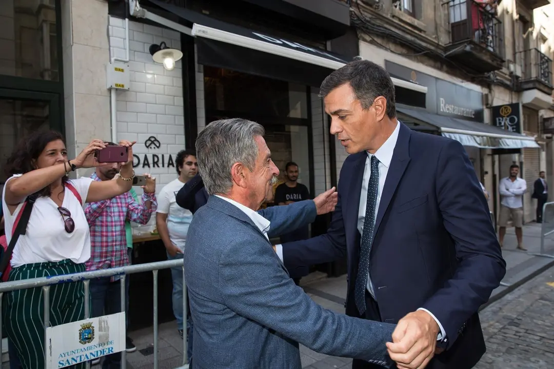 Miguel &Aacute;ngel Revilla recibe a Pedro S&aacute;nchez antes de almorzar en un restaurante de Santander