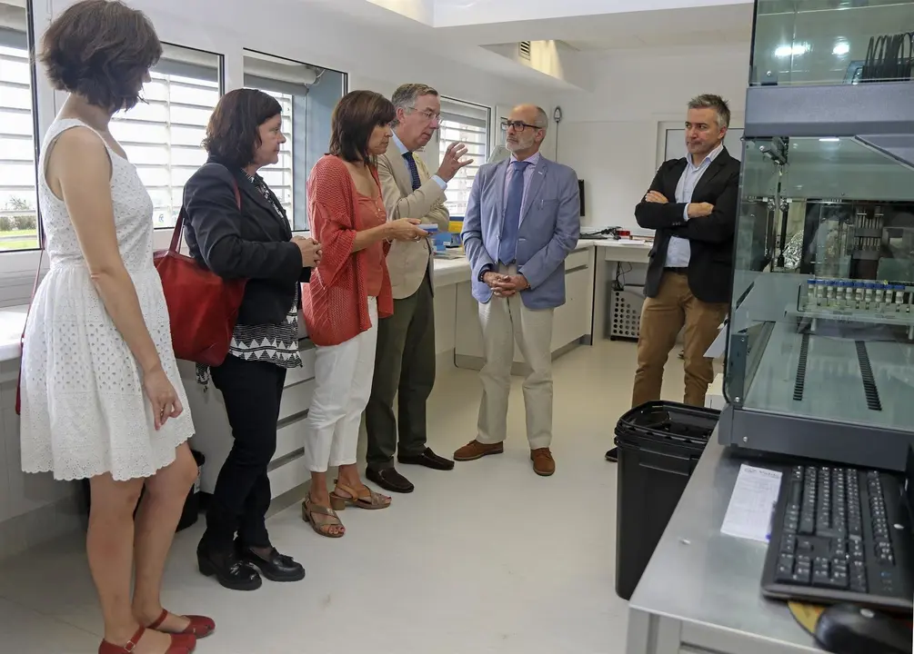 El consejero de Sanidad, Miguel Rodr&iacute;guez, visita las instalaciones del IDIVAL