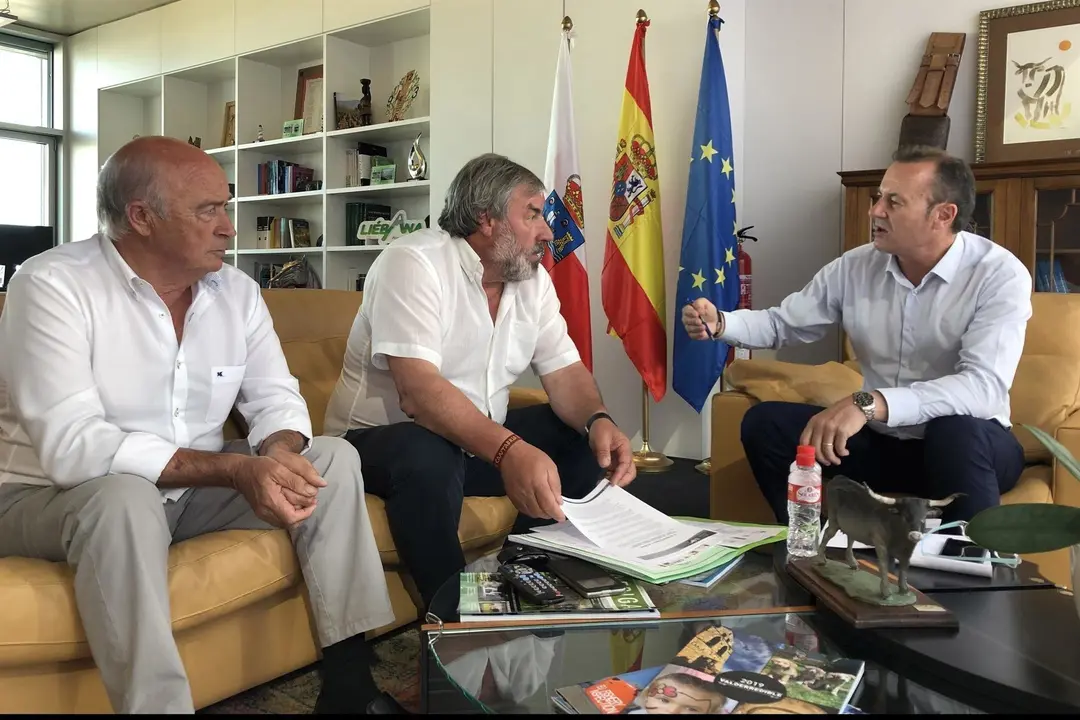 El consejero de Desarrollo Rural, Ganader&iacute;a, Pesca, Alimentaci&oacute;n y Medio Ambiente, Guillermo Blanco, se reune con el alcalde de Valderredible, Fernando Fern&aacute;ndez