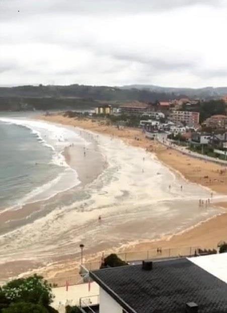 Cs Suances denuncia nuevos vertidos en la playa de La Concha