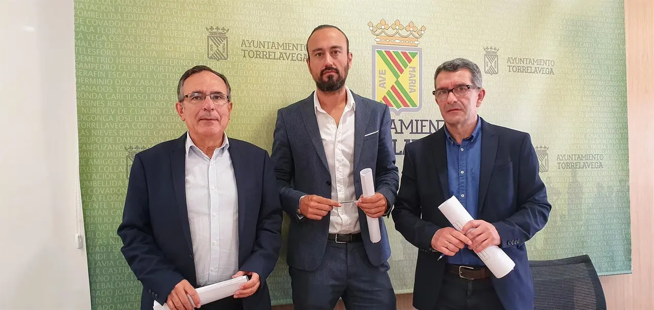 El alcalde, Javier L&oacute;pez Estrada; el primer teniente de alcalde, Jos&eacute; Manuel Cruz Viadero; y el concejal de Hacienda, Pedro P&eacute;rez Noriega