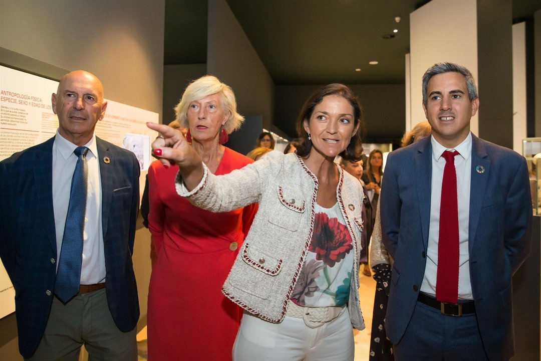 La ministra de Turismo en funciones, Reyes Maroto, visita el MUPAC con el vicepresidente,  Pablo Zuloaga, y la consejera deTurismo,Marina Lombó