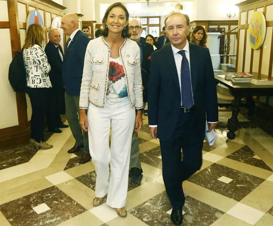 El presidente de Farmaindustria, Mart&iacute;n Sell&eacute;s, y la ministra de Indusria, Reyes Maroto, en la UIMP