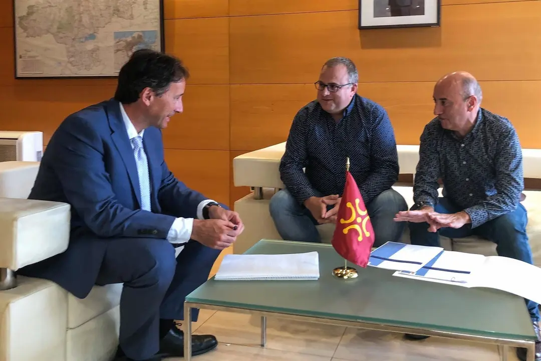 El consejero de Obras P&uacute;blicas, Ordenaci&oacute;n del Territorio y Urbanismo, Jos&eacute; Luis Gochicoa, recibe al alcalde de B&aacute;rcena de Pie de Concha, Gumersindo Ranero