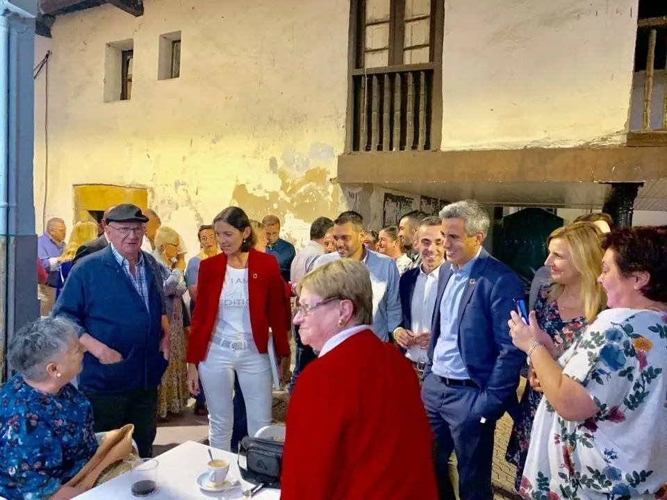 Reyes Maroto con Pablo Zuloaga y alcalde de Ampuero