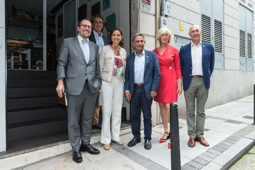 Reyes Maroto con Revilla, Mart&iacute;n y Lombo, entre otros