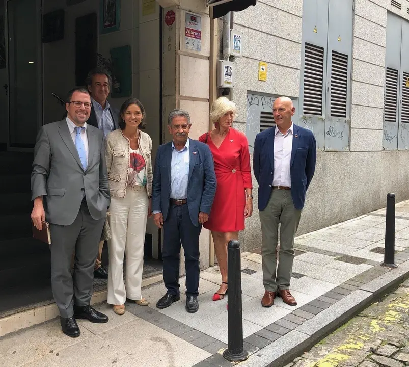 La ministra de Industria, Comercio y Turismo, Reyes Maroto, y el director general de Industria, Ra&uacute;l Blanco, con el presidente de Cantabria, Miguel &Aacute;ngel Revilla; consejeros Francisco Mart&iacute;n y Marina Lomb&oacute; y delegado del Gobierno, Eduardo Echevarr&iacute;a