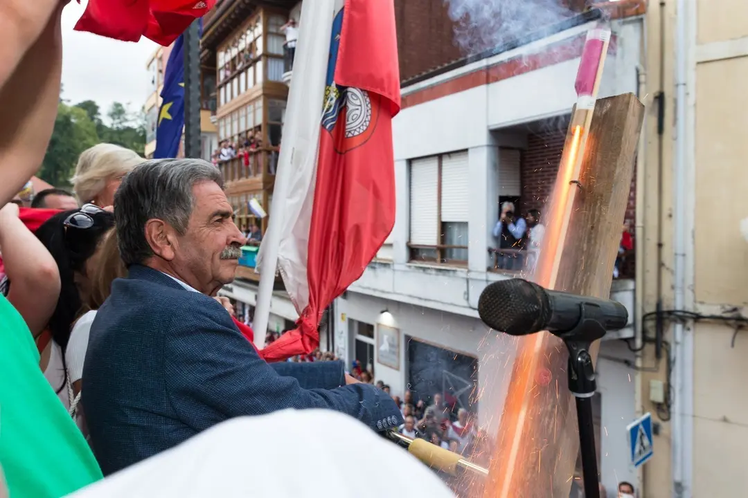 El presidente de Cantabria, Miguel &Aacute;ngel Revilla, asiste al chupinazo de las Fiestas de la Virgen Ni&ntilde;a de Ampuero