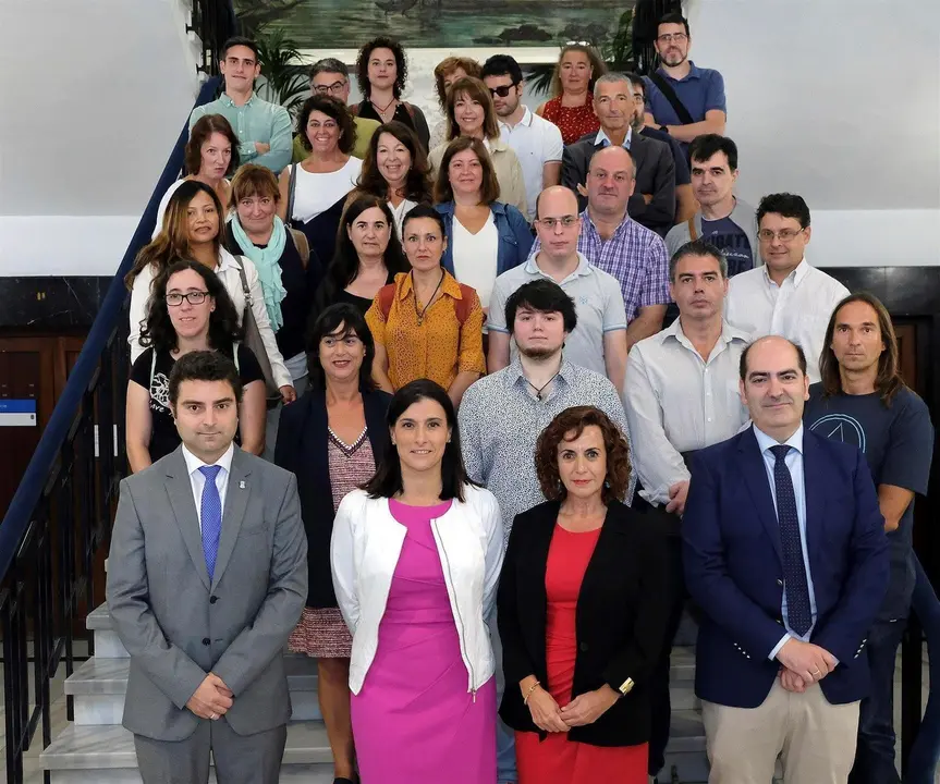 La alcaldesa de Santander, Gema Igual, y la consejera de Empleo, Ana Bel&eacute;n &Aacute;lvarez en la recepci&oacute;n a trabajadores