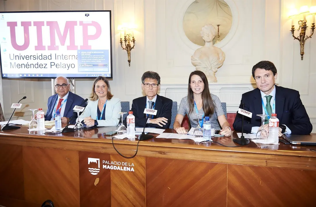 Federico Plaza Pi&ntilde;ol, director de relaciones Institucionales de Roche Espa&ntilde;a; Fina Llad&oacute;s Canela, directora general de Amgen Espa&ntilde;a; Humberto Arn&eacute;s Corellano, Director General de Farmaindustria; Ana Argelich Hesse, Presidenta y directora deneral de MSD Es