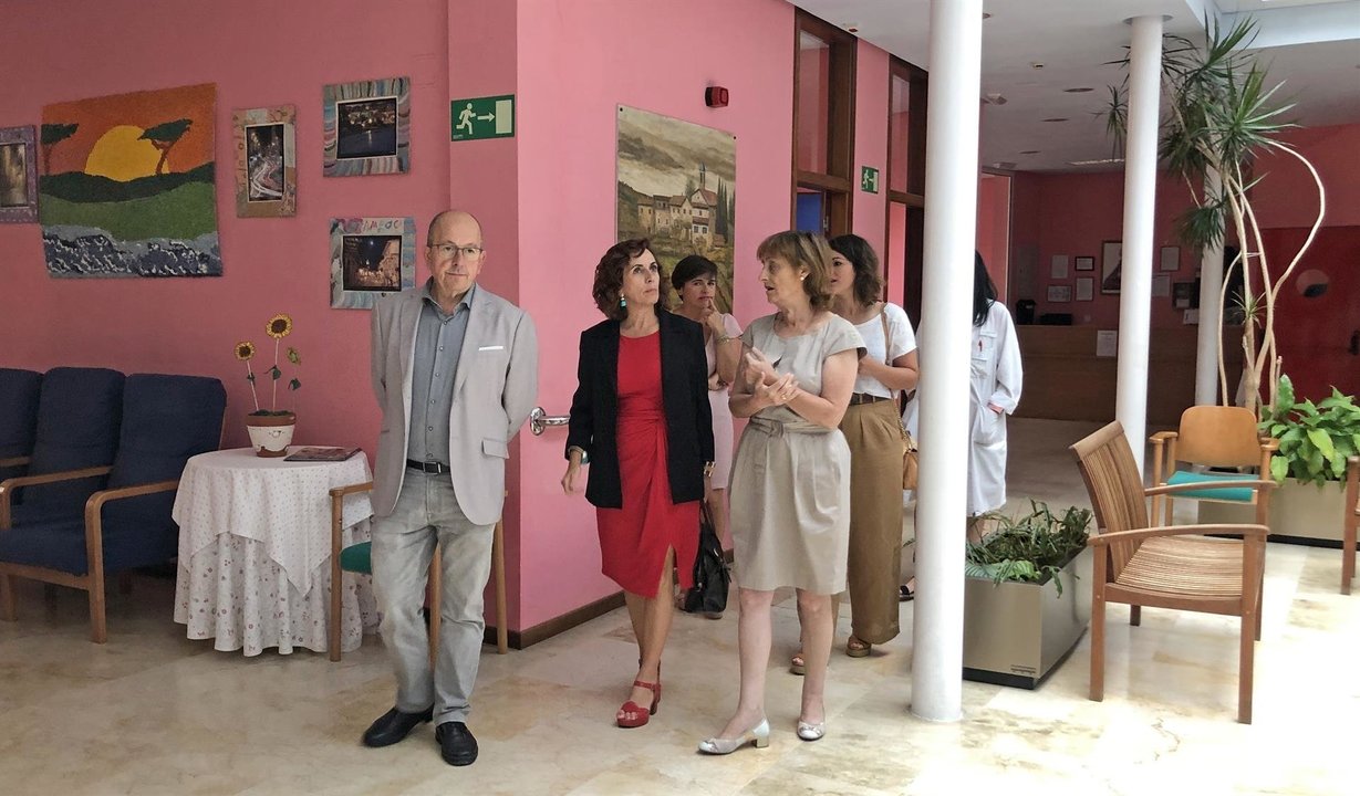 La consejera de Empleo y Políticas Sociales, Ana Belén Álvarez, con el alcalde de San Vicente de la Barquera, Dionisio Luguera