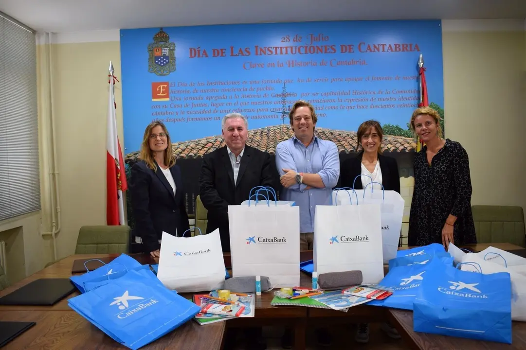 La directora de Caixabank en Puente San Miguel, Monica Sala, el presidente del Banco de Alimentos Infantiles, Jos&eacute; Antonio Abad, el alcalde de Reoc&iacute;n, Pablo Diestro, y trabajadoras sociales del Ayuntamiento