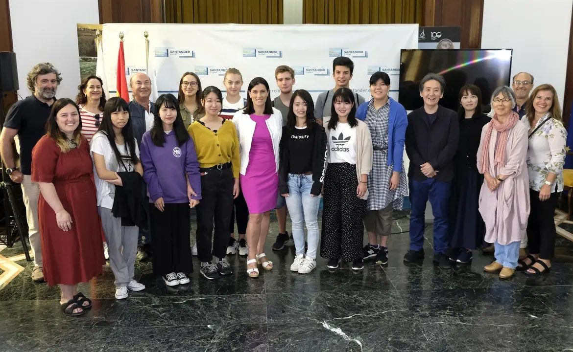 La alcaldesa de Santander, Gema Igual, recibe a los participantes japoneses del sexto intercambio musical del conservatorio Ataulfo Argenta