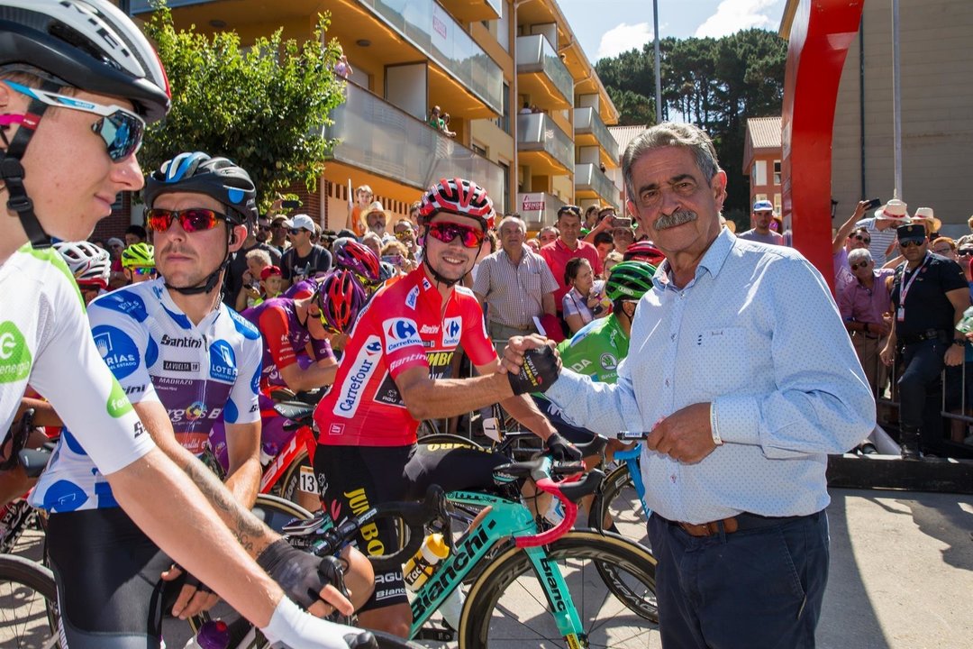 Revilla da la salida al a Vuelta Ciclista