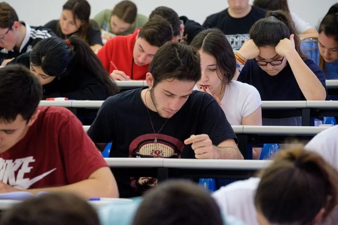 J&oacute;venes riojanos durante la prueba de acceso a la universidad de este a&ntilde;o.