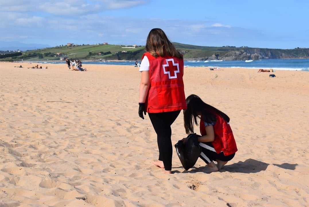 Voluntarios limpian playas