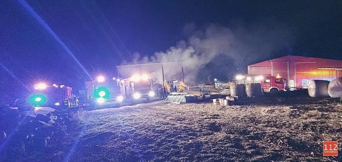 Bomberos y Montes sofocan un fuego en una nave ganadera en Valderredible