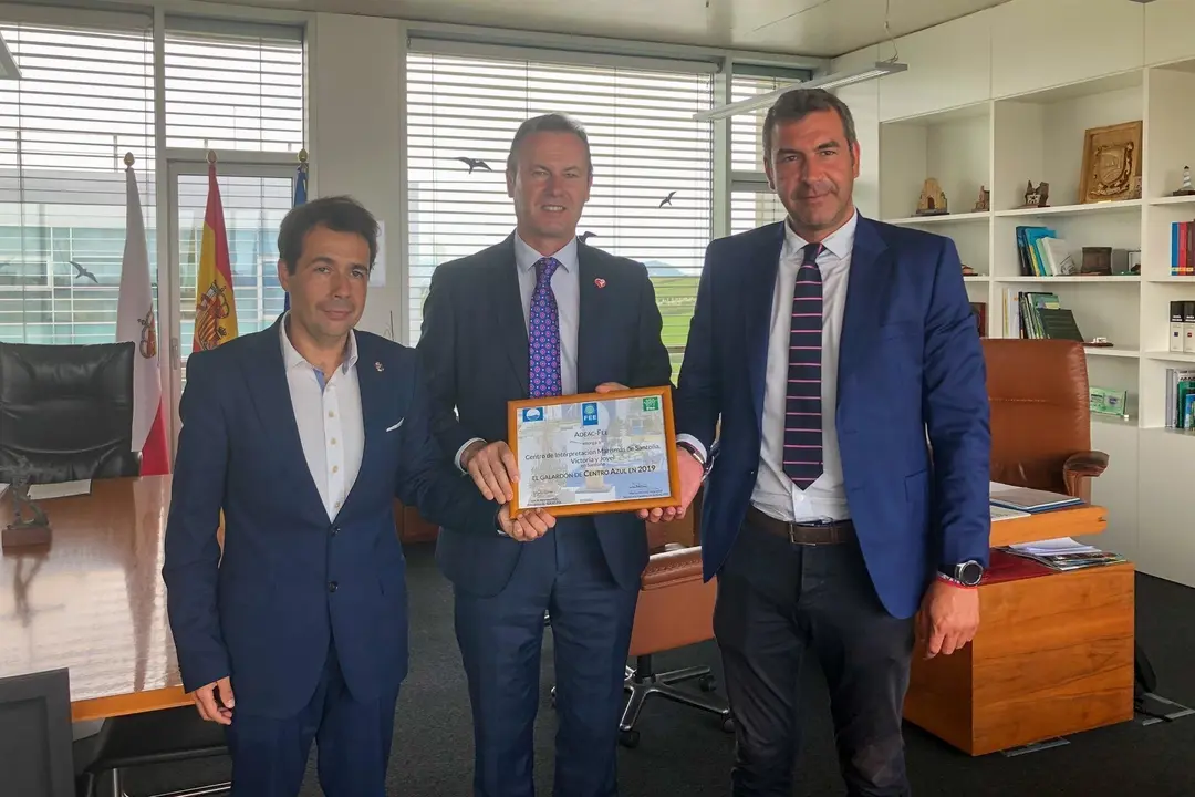 Blanco felicita al alcalde de Santo&ntilde;a por el centro de interpretaci&oacute;n de las Marismas, declarado centro azul