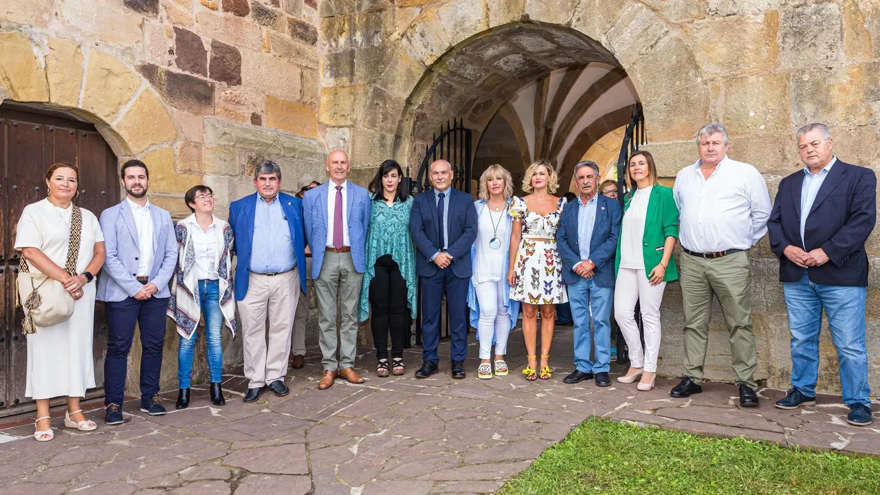 EuropaPress_2361170_Autoridades_en_fiestas_de_Virgen_de_Valencia_de_Pi&eacute;lagos