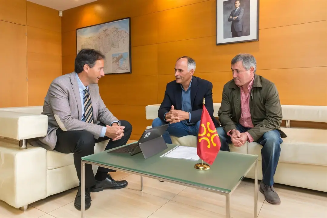 El consejero de Obras P&uacute;blicas, Ordenaci&oacute;n del Territorio y Urbanismo, Jos&eacute; Luis Gochicoa, recibe al alcalde de Soba, Juli&aacute;n Jos&eacute; Fuentecilla