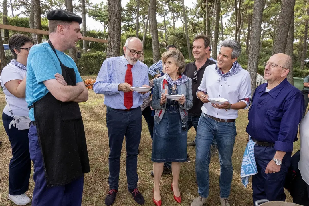 La ministra de Sanidad, Luisa Carcedo, y el vicepresidente de Cantabria, Pablo Zuloaga, en el D&iacute;a del Mozucu de San Vicente