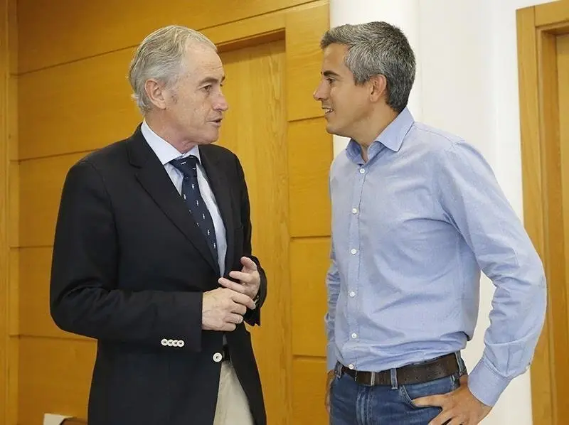 Jos&eacute; Manuel Igual y Pablo Zuloaga durante la reuni&oacute;n en el Gobierno