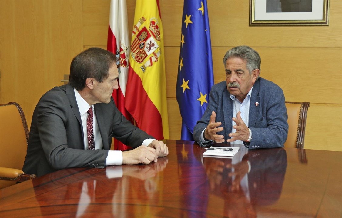 Manuel Menéndez, presidente de Liberbank, con el jefe del Ejecutivo cántabro, Miguel Ángel Revilla