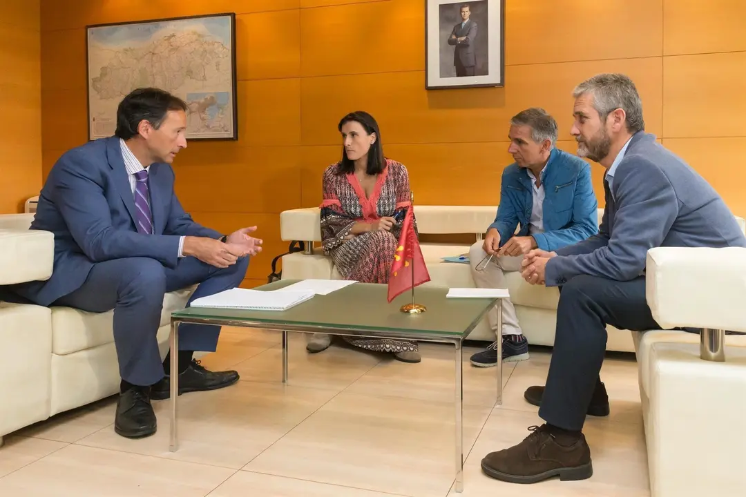 El consejero de Obras P&uacute;blicas, Ordenaci&oacute;n del Territorio y Urbanismo, Jos&eacute; Luis Gochicoa, se re&uacute;ne con la alcaldesa de Santander, Gema Igual, y miembros de la Corporaci&oacute;n Municipal