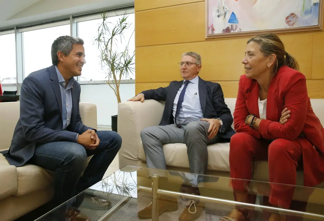 El vicepresidente y consejero de Universidades, Igualdad, Cultura y Deporte, Pablo Zuloaga, se re&uacute;ne con el presidente de la Asociaci&oacute;n Espa&ntilde;ola Contra el C&aacute;ncer en Cantabria, Pedro Prada.